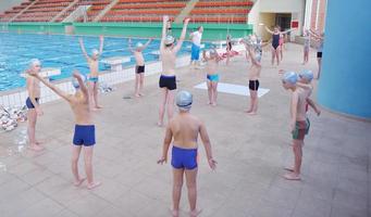 Kindergruppe im Schwimmbad foto