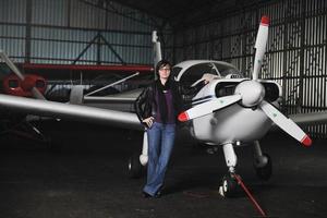 junge Frau mit Privatflugzeug foto
