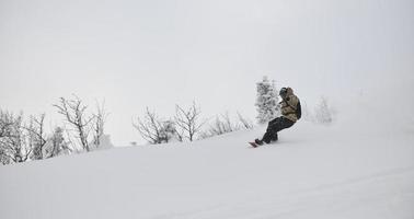 Skifahrer am Berg foto