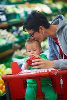 Mutter mit Baby beim Einkaufen foto