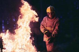 Feuerwehrmann im Einsatz foto