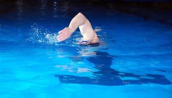 Schwimmen im Hallenbad foto