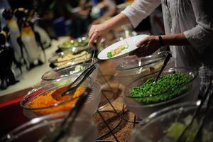 Blick auf das Essen vom Buffet foto