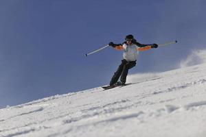 Skifahrer am Berg foto