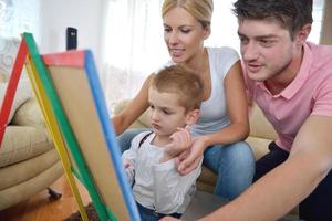 Familienzeichnung auf der Schultafel zu Hause foto