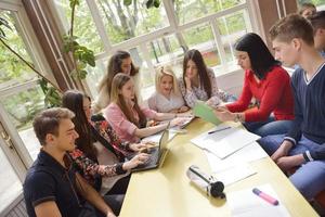 Jugendgruppe in der Schule foto