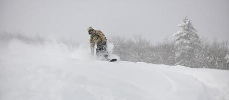 Skifahrer am Berg foto