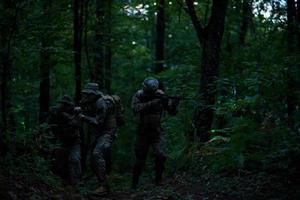 Militärsoldaten im Feld foto