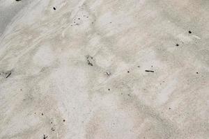 schöne aufnahmen des weißen strandsandes auf der paradiesinsel der seychellen mit fußspuren foto