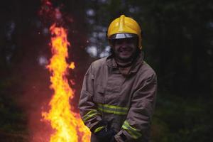 Feuerwehrmann Outdoor-Porträt foto