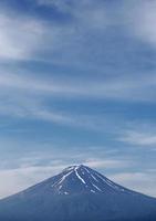Vulkanberg in vielen bewölkten blauen Himmel und Seeufer foto