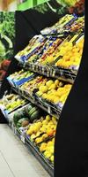 frisches Obst und Gemüse im Supermarkt foto