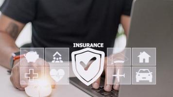 Versicherungskonzept auf virtuellen blauen Bildschirm mit Symbolen foto