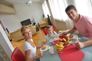 familie frühstückt gesund zu hause foto