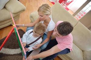 Familienzeichnung auf der Schultafel zu Hause foto