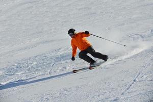 Skifahrer am Berg foto