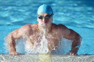 Schwimmer im Pool foto