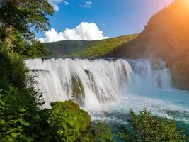 Blick auf einen Wasserfall foto