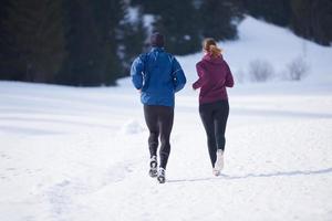 paar joggen draußen auf schnee foto