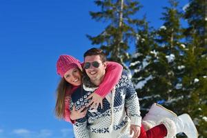 junges Paar in der Winterschneeszene foto