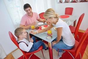 familie frühstückt gesund zu hause foto