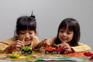 kleine kindergeschwister spielen mit spielzeug auf dem tisch. foto