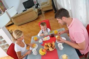 familie frühstückt gesund zu hause foto