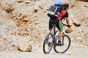 auf einem Motocross-Bike fahren foto