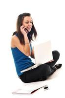 ein junges Mädchen arbeitet am Laptop, isoliert auf weiss foto
