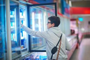 Frau im Supermarkt foto