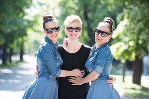 Porträt von drei jungen schönen Frauen mit Sonnenbrille foto