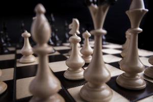 Schachfiguren auf einem Schachbrett. foto