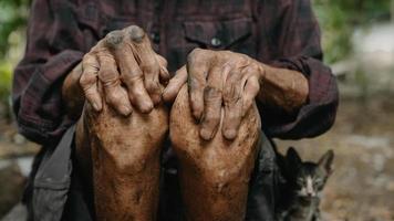 Nahaufnahme männlicher faltiger Hände, alter Mann trägt foto