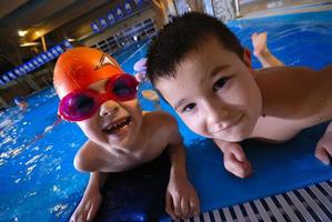 Schwimmen im Hallenbad foto