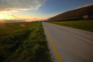 Countryroad-Abenteuer mit wunderschönem Sonnenuntergang foto