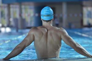 Schwimmen im Hallenbad foto