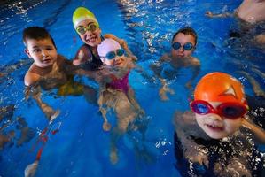 Schwimmen im Hallenbad foto