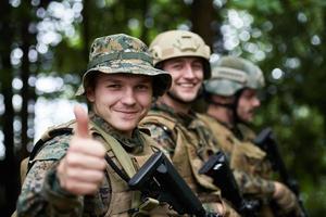 Militärsoldaten im Feld foto