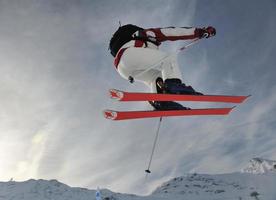 Skifahrer am Berg foto