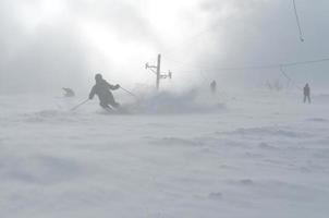 Skifahrer am Berg foto