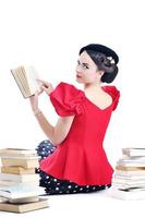 schöne junge Frau las Buch foto