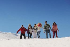 freunde haben spaß im winter auf frischem schnee foto