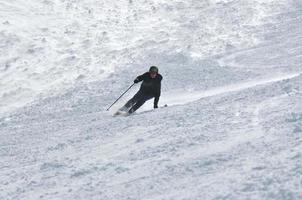 Skifahrer am Berg foto