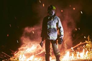 Feuerwehrmann im Einsatz foto