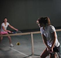 drinnen Tennis spielen foto