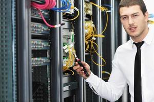 junger IT-Ingenieur im Serverraum des Rechenzentrums foto