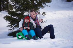 Porträt von Vater und Sohn im Schnee foto