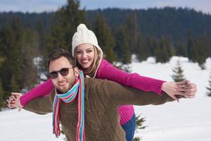 romantisches junges Paar im Winterurlaub foto