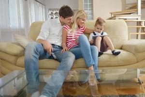 Familie zu Hause mit Tablet-Computer foto