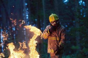 Feuerwehrmann im Einsatz foto